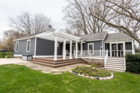 Douglas Cottage - Great location walking distance to both Douglas beach and Downtown!